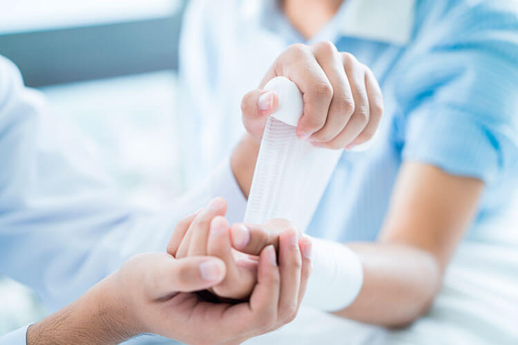 Otra de las lesiones más comunes en el tenis es la tendinitis de muñeca.