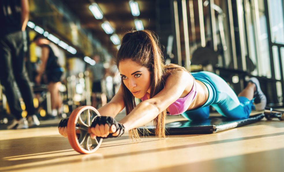 El trabajo con la rueda es uno de los abdominales que no pueden faltar en tu rutina.