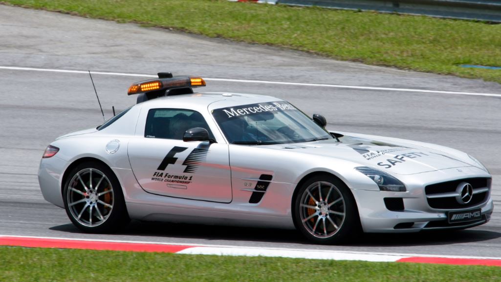 El coche de seguridad tiene la misión de 'pausar' la carrera hasta que se cumplan las medidas de seguridad necesarias.