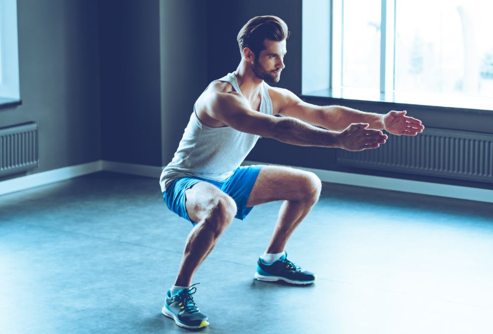 Otro clásico en el mundo del fitness son las sentadillas, al que se le puede ir añadiendo dificultad con el paso de las semanas.