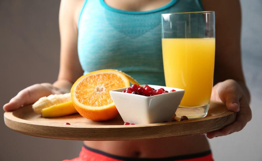 El desayuno de los deportistas necesariamente debe incluir frutas.