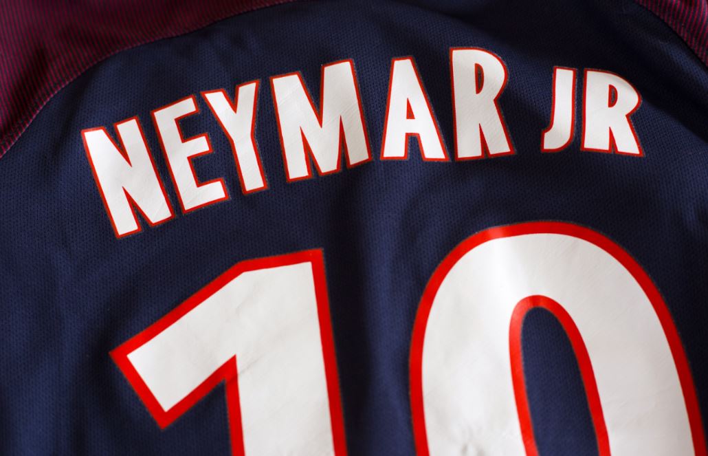 La unión de Neymar con el club catalán terminó en 2017, cuando fue transferido al Paris Saint Germain a cambio de 222 millones de euros.