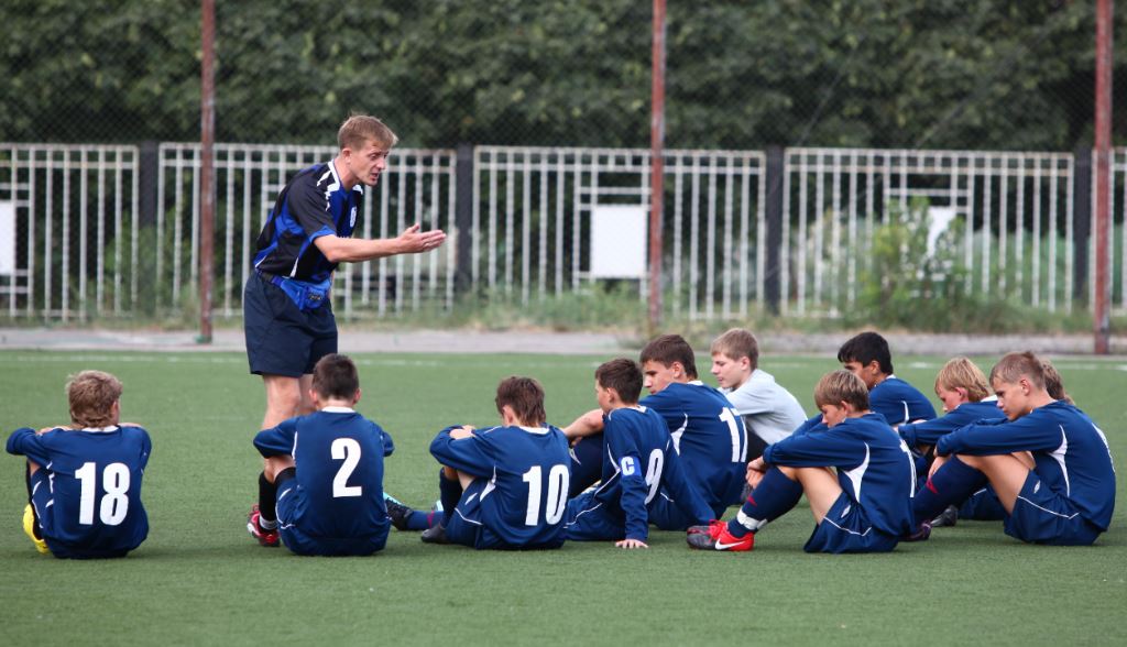 Padres y entrenadores tienen la misión de formar en el deporte a los niños.