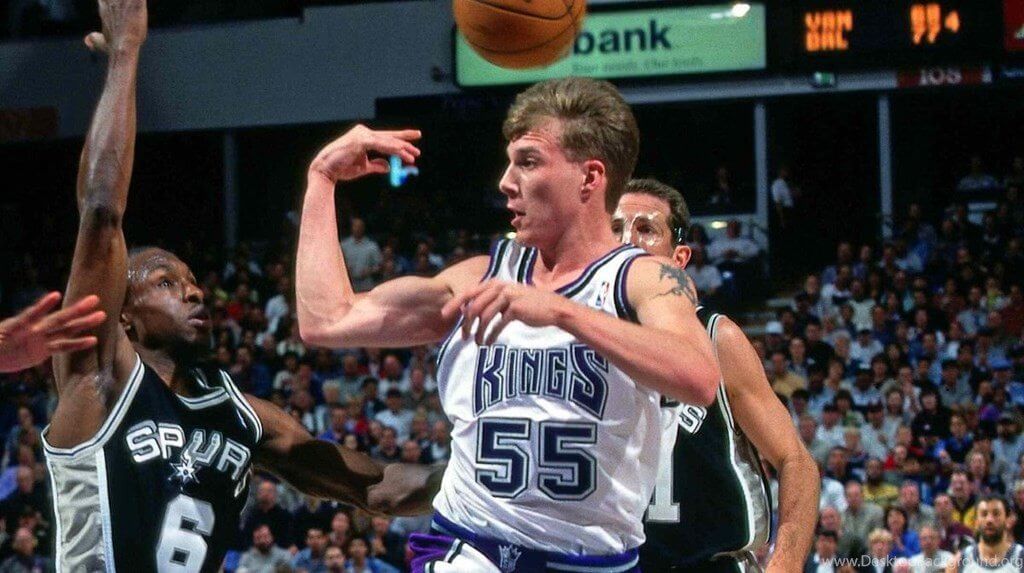 El pase de codo fue popularizado por Jason 'White Chocolate' Williams durante su etapa en los Kings de Sacramento.