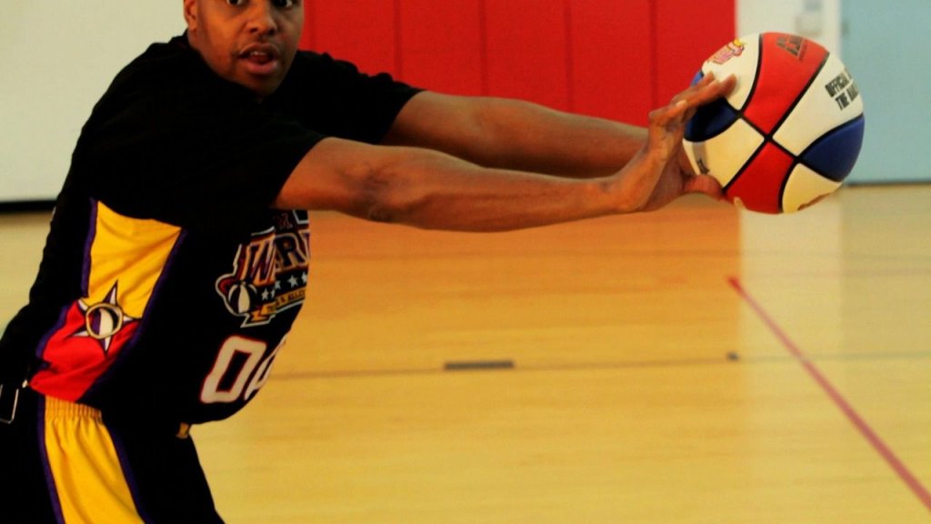 El de pecho es uno de los tipos de pases más usados en el baloncesto.