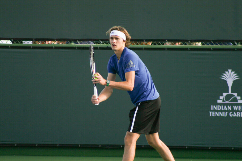 Zverev a punto de ejecutar su servicio.