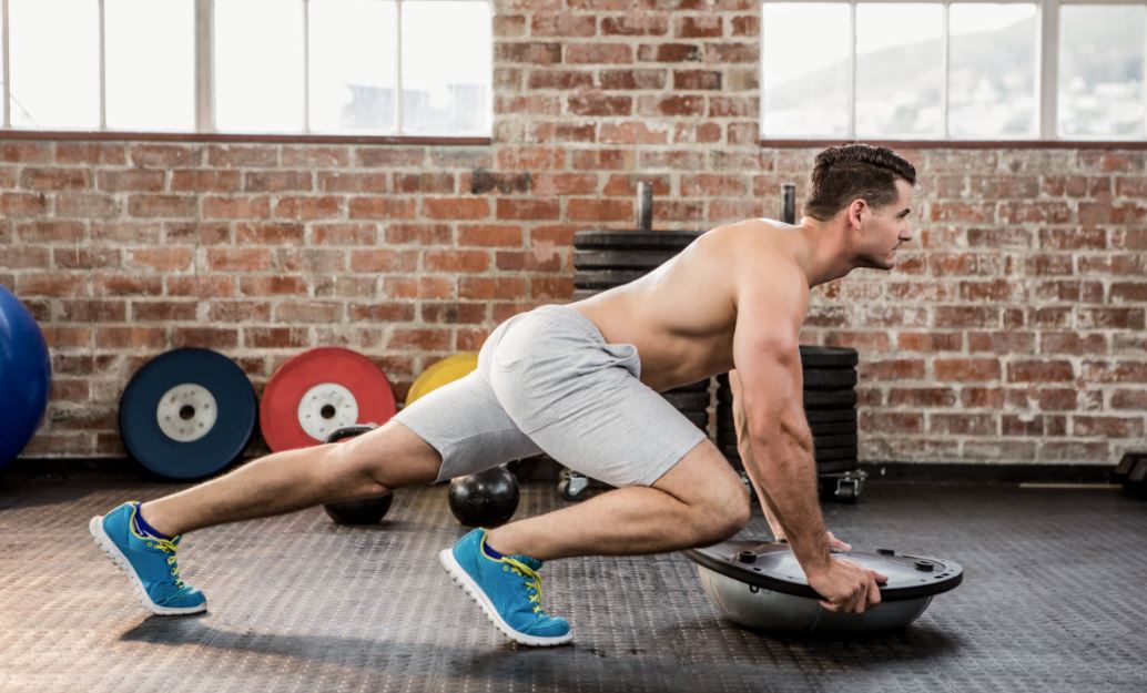 Abdominales con bosu estilo mountain climber.
