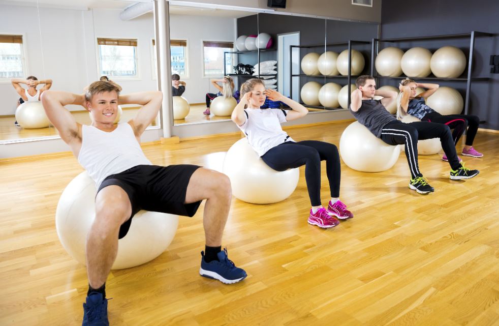 Hacer abdominales con bosu.