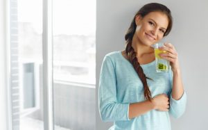 Agua con limón: beneficios sobre el organismo