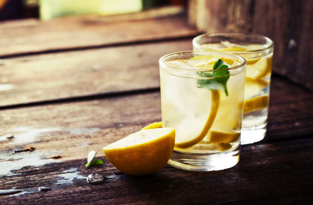El jugo de limón ayuda a eliminar sustancias tóxicas y aumenta la tasa de orina en el cuerpo.