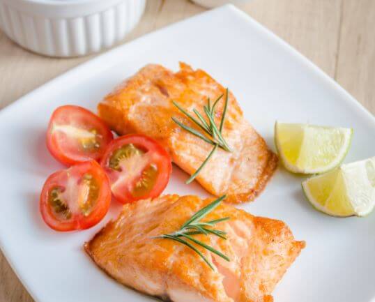 Hay distintos pescados que pueden aportarte omega 3 así como una grasas saludables.