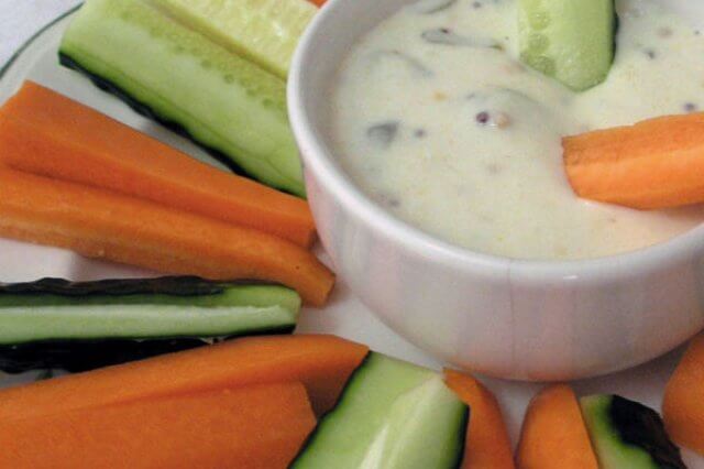 El apio y la zanahoria son un excelente snack para comer entre horas.