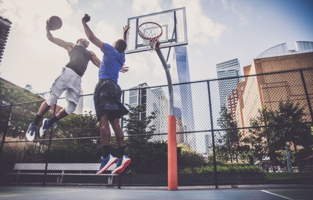 El baloncesto no solo fue pensado para jugadores altos, si bien es un factor importante y un handicap que los jugadores más bajitos deben soportar para triunfar en este deporte.