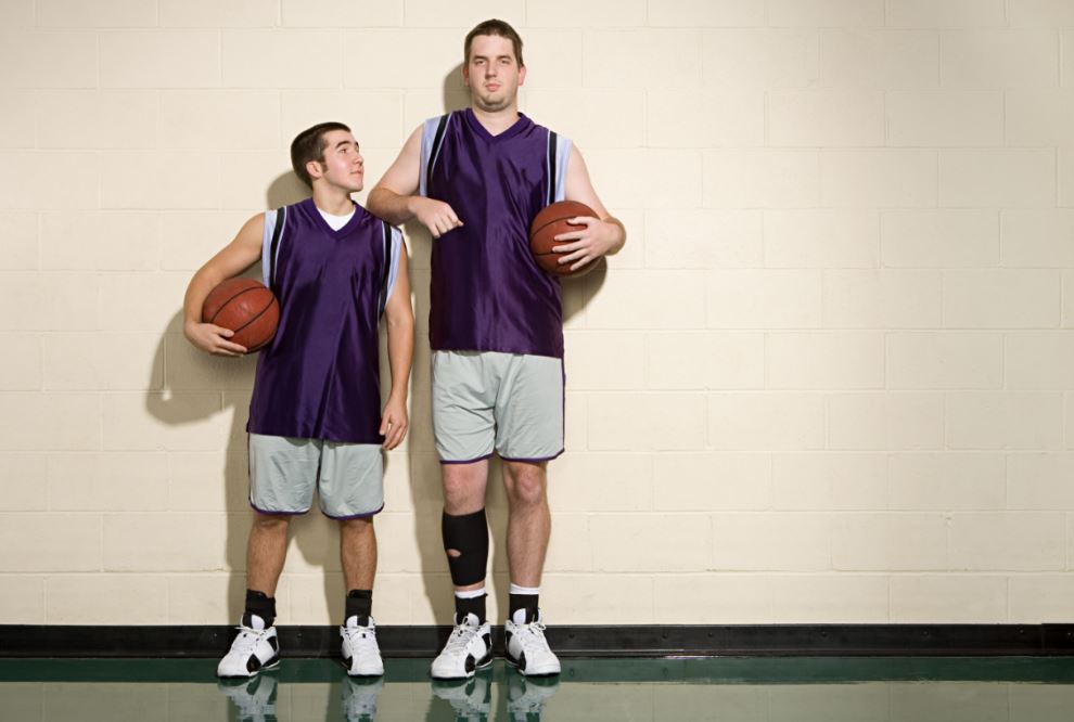 Ser alto es una característica fundamental para la practica del baloncesto. 