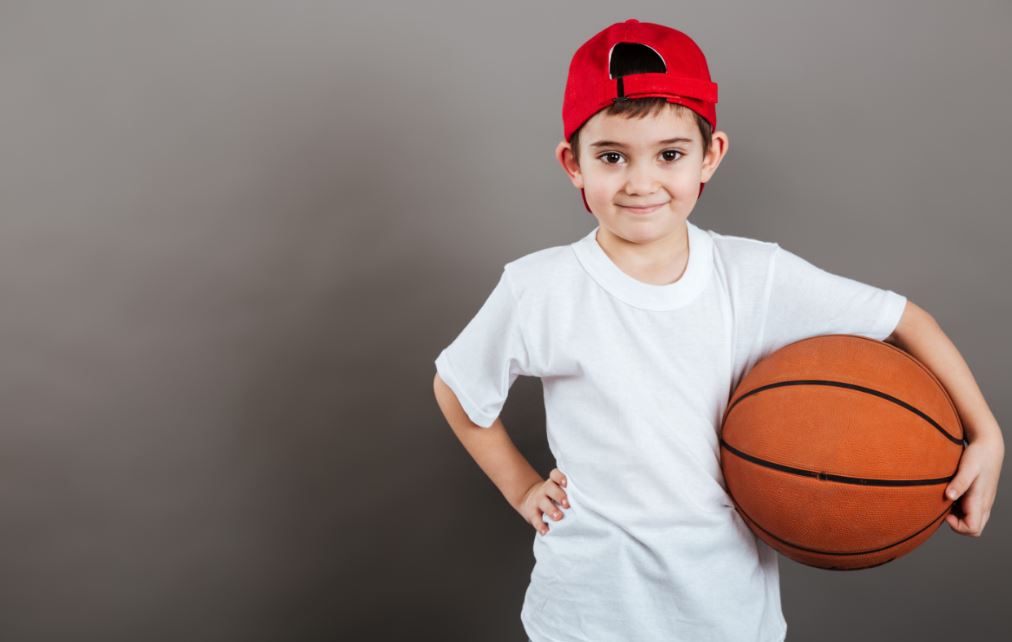 La principal ventaja del baloncesto respecto a otras prácticas deportivas es que se puede disfrutar tanto al aire libre como en pista cubierta.