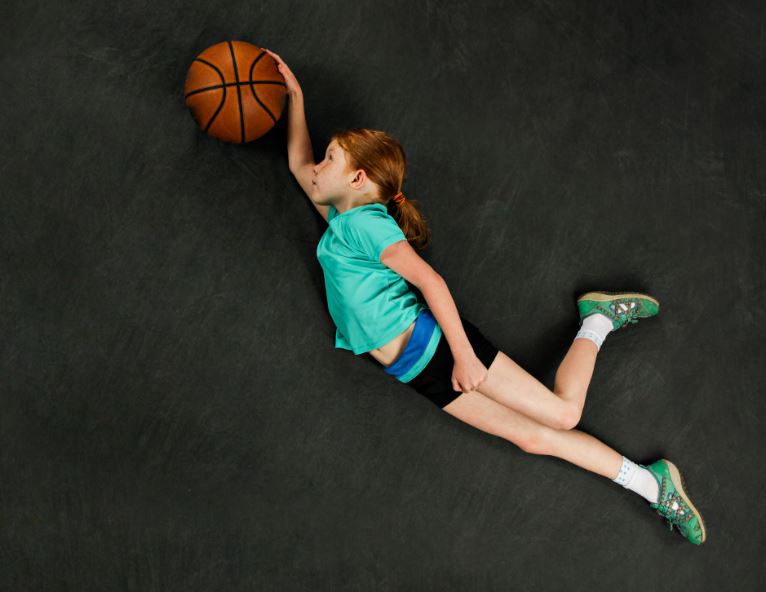 El baloncesto propicia el desarrollo físico en la niñez.