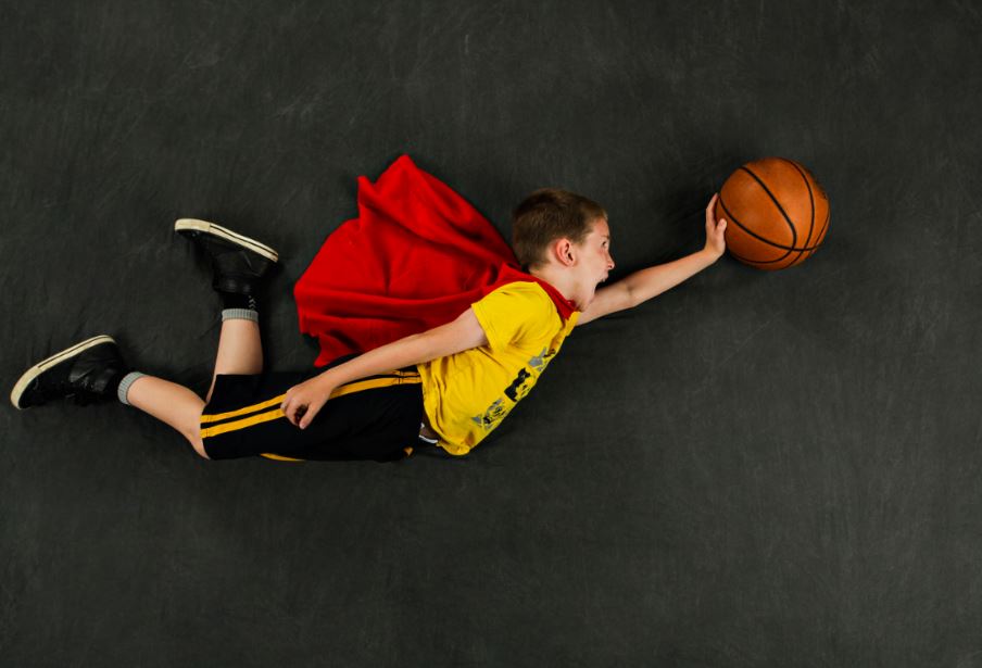 Hay quienes consideran que los saltos, las flexiones y los estiramientos que se realizan al jugar baloncesto contribuyen a pegar un estirón.