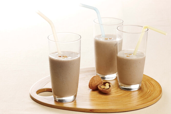 El batido de nueces ayuda a reponer el glucógeno perdido y aumenta la masa muscular por su elevado aporte proteico.