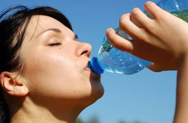 Tips para beber más agua durante el día.