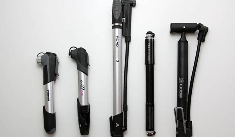 La bomba de aire debe ser compatible con el tipo de válvula que posee la rueda de tu bicicleta.