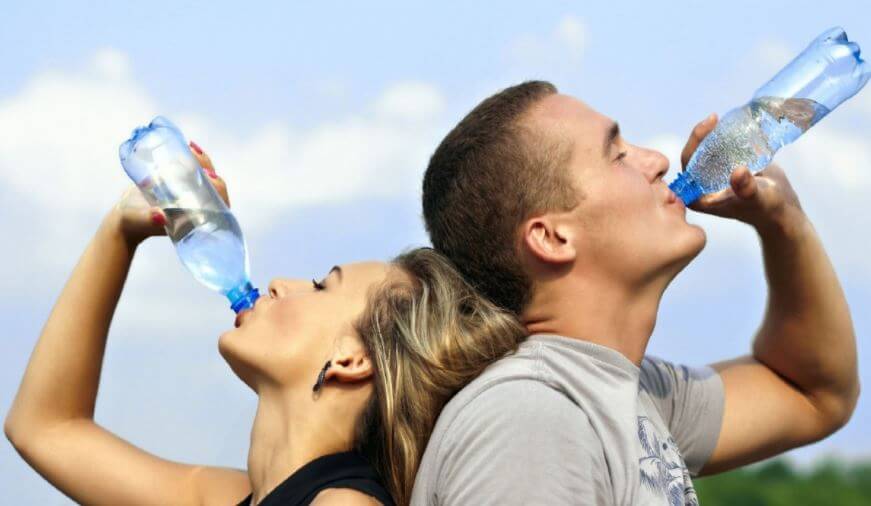 Otros motivos por los cuales sufrimos calambres es por la deshidratación, por eso es tan importante beber agua antes, durante y después del ejercicio.