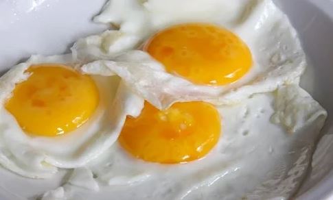 Diferentes formas de comer huevo.