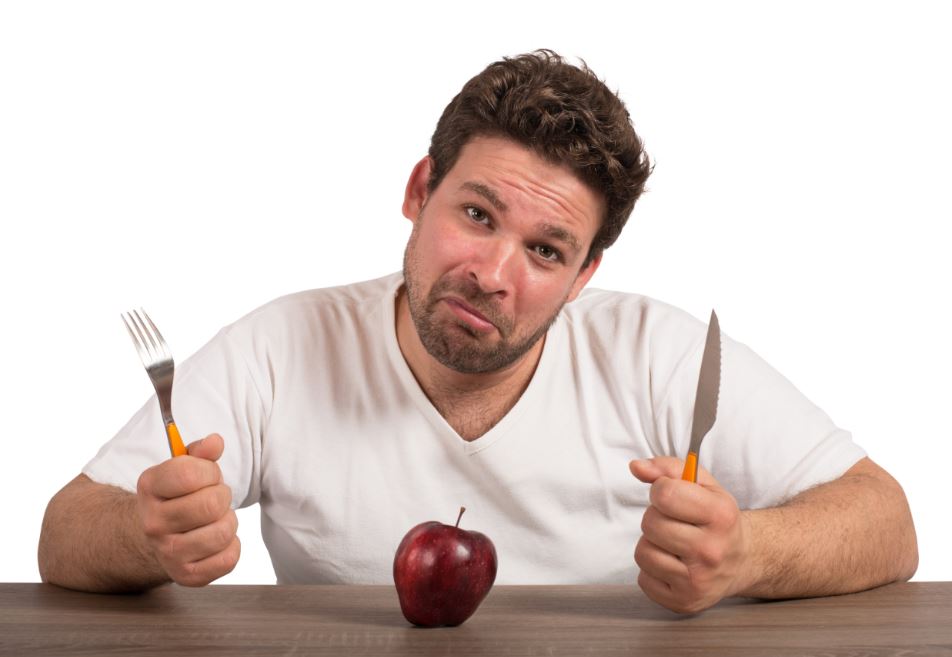 Pasar hambre o comer demasiado poco es otro de los errores más comunes al hacer una dieta.