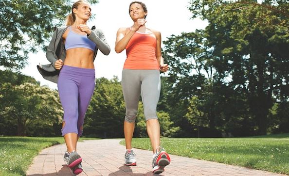 Dos chicas caminando por un parque.