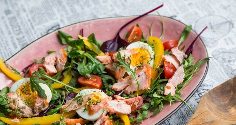 El salmón y los espárragos combinan muy bien para las ensaladas.