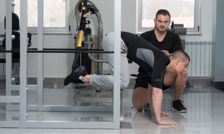 Entrenamiento abdominal en suspensión con trx.