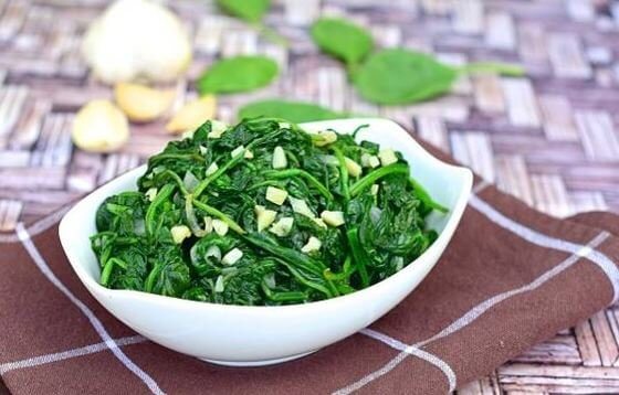 Las espinacas al ajillo son fáciles de preparar y muy deliciosas.