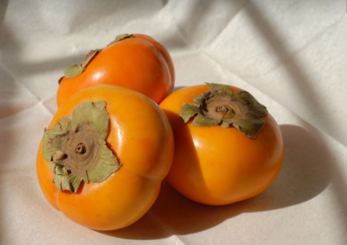 El caqui nos ayuda a combatir el estreñimiento y mejora el tránsito intestinal.