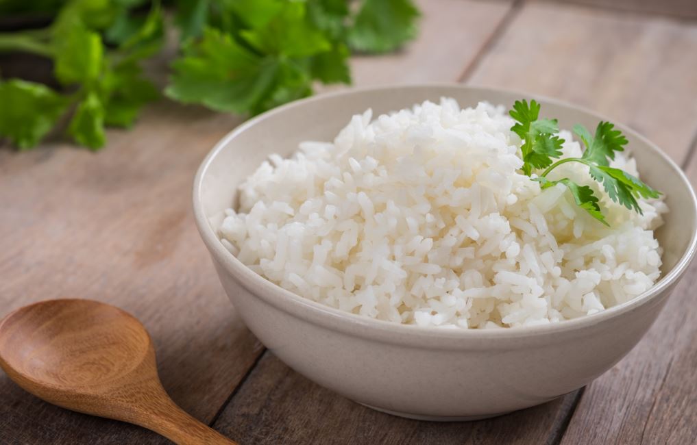 El almidón se encuentra presente en granos, vegetales, arroces, guisantes y otros alimentos.