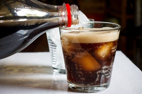 Uno de los ingredientes a evitar en las comidas son las bebidas gaseosas y estimulantes.