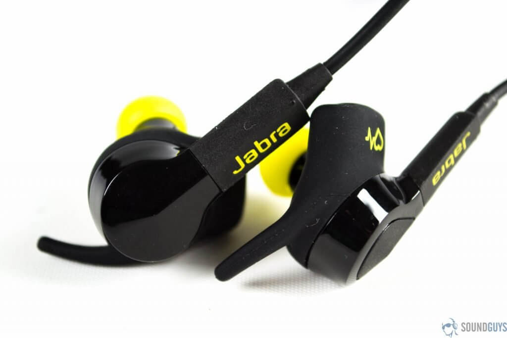 Estos auriculares además incluyen un pulsómetro intraauricular para registrar la frecuencia cardíaca.