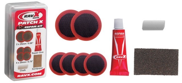 Al pinchar una rueda es necesario contar con las herramientas para colocar parches.