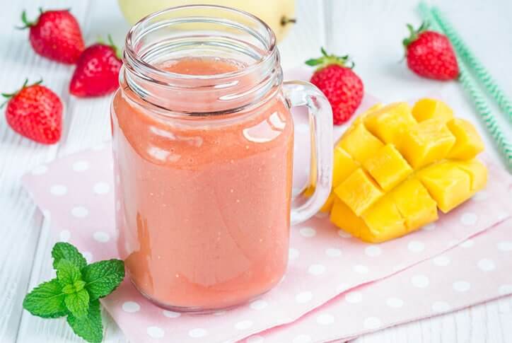 El batido de fresa y mango destaca por su exquisito sabor.