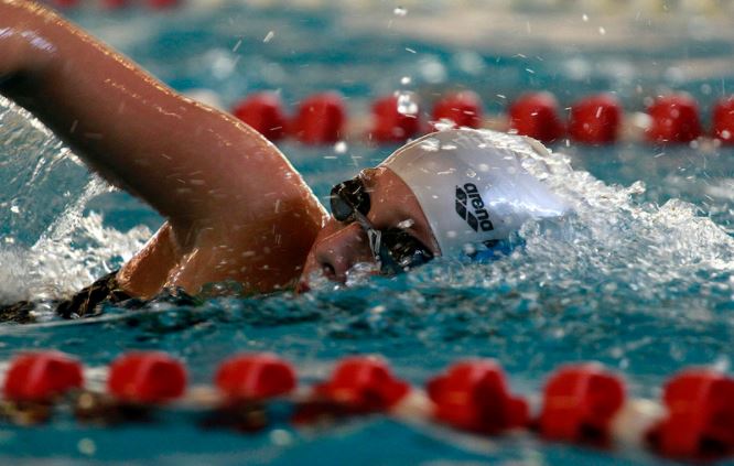 Presta atención a esta lista de errores más comunes al nadar para corregirlos si hace falta.