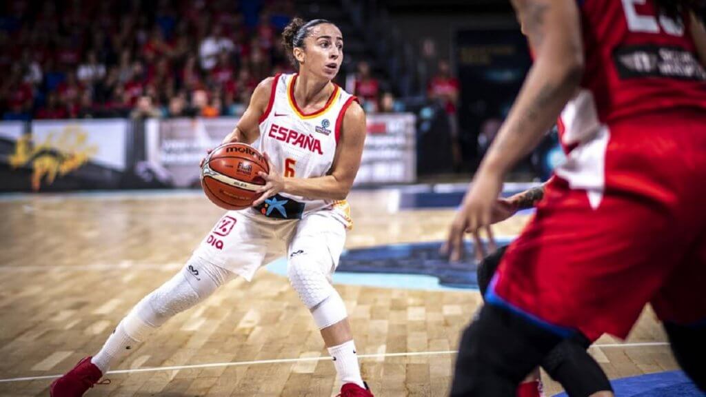 Si el balón penetra por la línea de fondo, yo deberé seguir paralelo ocupando la esquina contraria para favorecer una posible línea de pase.