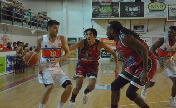 Desde la esquina, un jugador puede optar por tirar o penetrar.