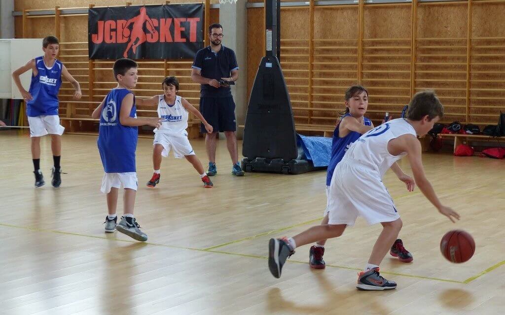 La penetración en 45 grados requiere de acompañamiento de los demás jugadores.