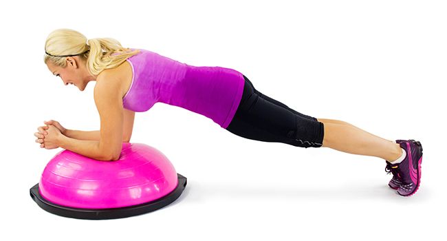 Si quieres añadir dificultad a este ejercicio de plank, voltea el bosu.
