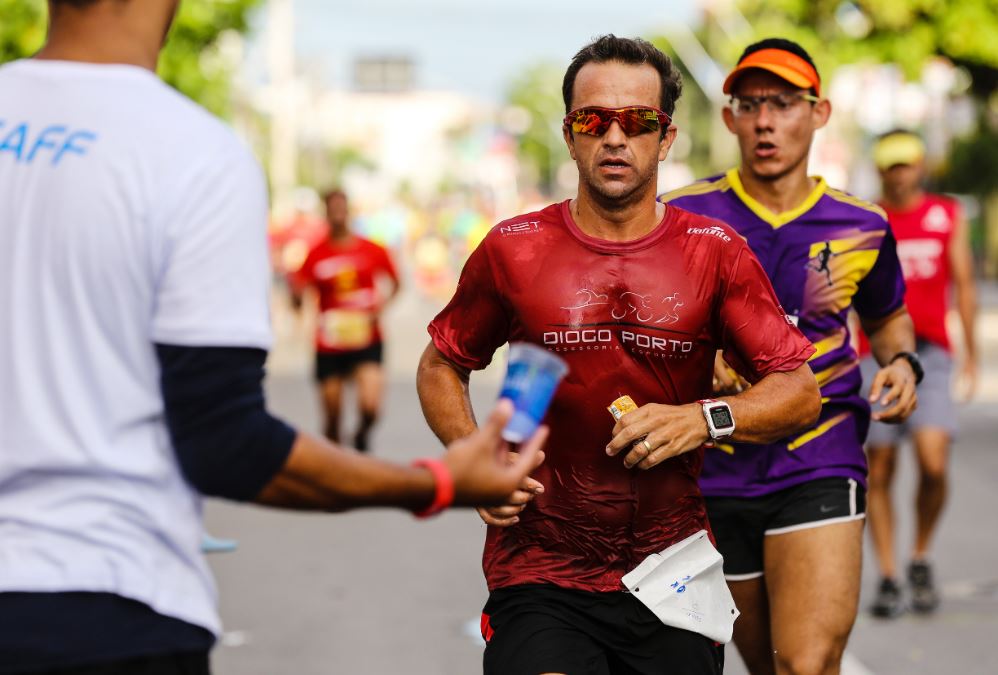Hidratarse durante la maratón es clave para poder completarla.