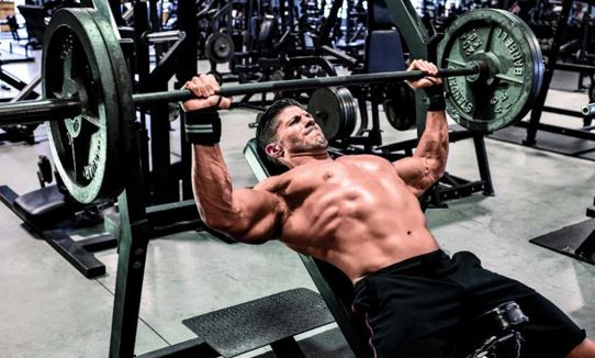 Press de banca inclinado.