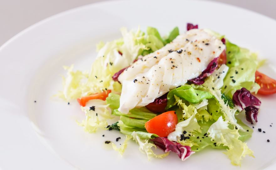 La merluza también es un componente de estas recetas de ensaladas para perder peso.