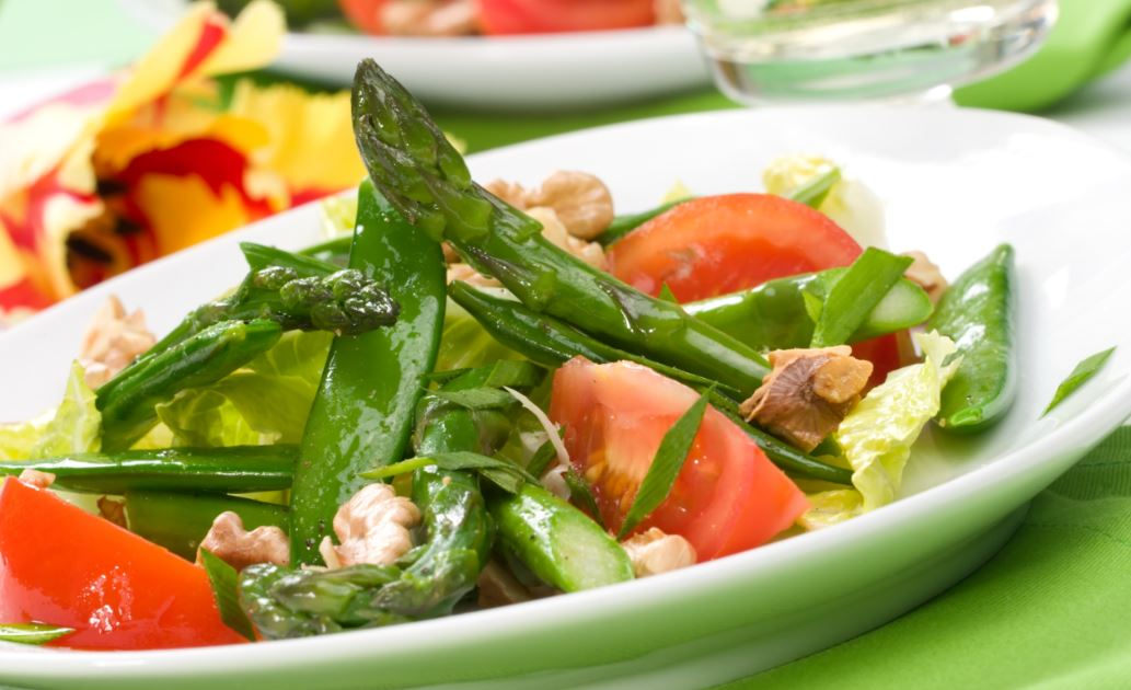 Las nueces son el ingrediente final de las recetas de ensaladas para perder peso.