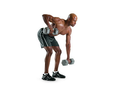 El remo alternado es similar al doble, pero en lugar de flexionar ambos codos al mismo tiempo, lo harás de a uno por vez.