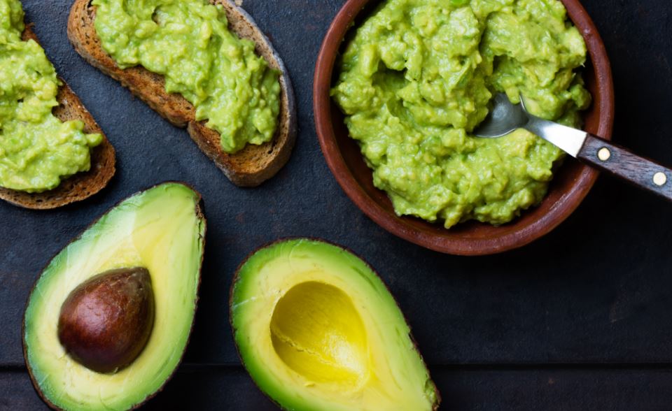 El aguacate ayuda a aumentar la testosterona de forma natural.