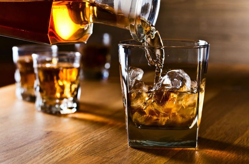 Un vaso de wiskhy, bebida alcohólica.