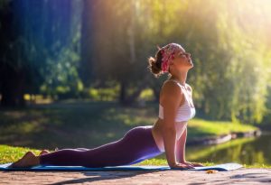 Beneficios de la postura del perro boca arriba de yoga